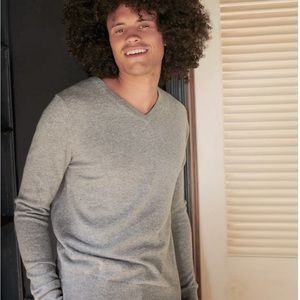 Mongolian Cashmere V-Neck Sweater. Men’s Medium heather Gray Quince